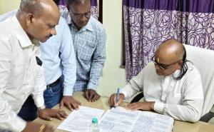 Saurabh Sharma became the authorized officer of Chhattisgarh State Cooperative Federation Limited, Sahakar Bharti, State Office Minister, Cooperation and Public Awareness Cell, senior member of Rashtriya Swayamsevak Sangh and State General Secretary of Sahakar Bharti Kaniram, Managing Director Mrs. Purnima Singh, Chief Executive Officer PC Dhruv, Raipur, Chhattisgarh, Khabargali