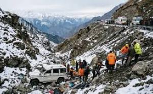 Bhilai engineer dies in Himachal Pradesh; wife and two sons injured in accident; car falls 500 feet into ravine bhilai chhattisgarh news khabargali 