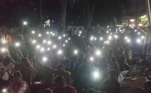 Vidyamitan' teachers stage a protest outside the Education Minister's residence, singing devotional songs to demand merger. Latest News big News hindi News Khabargali 