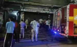 Government liquor shop engulfed in flames at midnight; panic ensues opposite the railway station. latest News hindi News khabargali 