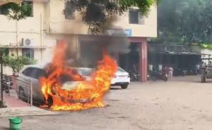 Durg Mayor's car suddenly caught fire; four people, including Alka Baghmar, were on board. durg news chhattisgarh news khabargali 