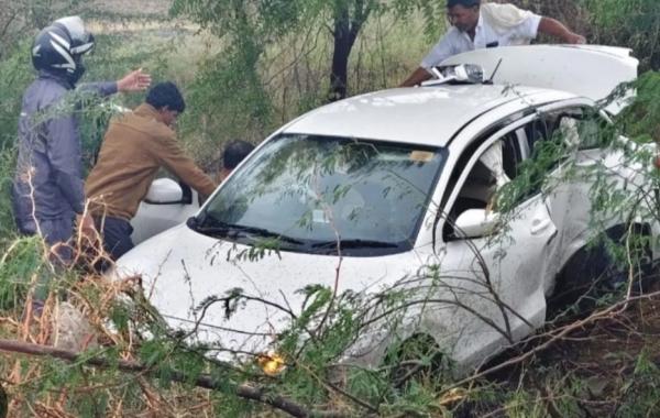 Tragic accident on Bharatmala Expressway, husband, wife and daughter died after returning from a wedding ceremony. Hindi latest news hindi News big News khabargali 