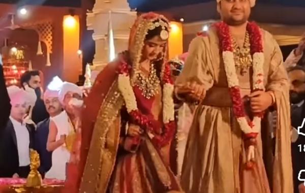 Jai Jai Indresh Upadhyay tied the knot of marriage, took seven rounds with Shipra Sharma of Haryana, Jaipur, Vrindavan, Brij, Krishna, Radhe, Govardhan, Gopi, Ashtanidhi, Mother Cow, Mother Yashoda, Mother Devaki, Nand Baba, Vasudev Ji, Vrishbhanu Ji, Mother Kirti, Eight Friends, Eight Friends, Govardhan, Yamuna Ji, Mathura, Khabargali