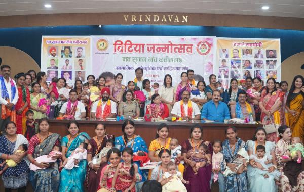A Magnificent Confluence of Kanya Pujan,During Navratri A Grand Welcome Accorded to 151 Daughters Aged Between 10 Days and 6 Months and Their Parents. The 'Bitiya Janmotsav' Has Been Organized for 12 Years by the Navsrijan Manch. Dignitaries Present Included Varnika Sharma Chairperson, Child Rights Protection Commission, Amarjeet Singh Chhabra Chairperson, State Minorities Commission, Senior Police Officer IPS Chanchal Tiwari, and Social Worker Neetu Singh. Raipur, Chhattisgarh,Khabargali