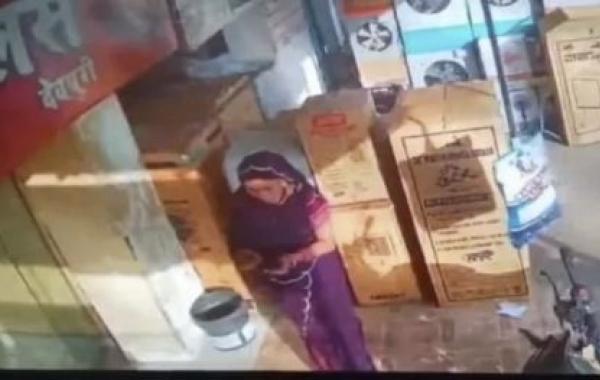 Woman tries on jewellery to 'call a friend', flees wearing jewellery worth Rs 5 lakh raipur chhattisgarh hindi news khabargali 