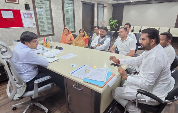 Congress councilors met with the Municipal Commissioner; discussed illegal tap regularization, property tax surcharge exemption, and ward development files. Raipur Municipal Corporation Leader of Opposition Akash Tiwari, Chhattisgarh, Khabargali