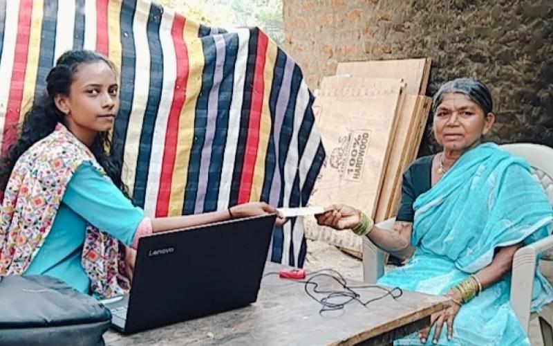 Gadiras of Sukma District, Bank Sakhi, Smt. Priyanka Singh, Beneficiary, Pension Amount, Wage Payment, National Rural Livelihood Mission, NRLM, Chhattisgarh, Khabargali