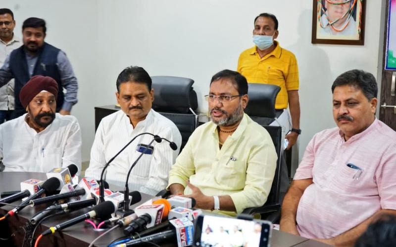 Meet the Minister, State Congress Headquarters Rajiv Bhawan, Public Health Engineering and Village Industries Minister Guru Rudra Kumar, PCC General Secretary Ravi Ghosh, Communication Department President Sushil Anand, Minorities Commission Chairman Mahendra Chhabra, State Workers Committee President, Alok Pandey, Khabargali