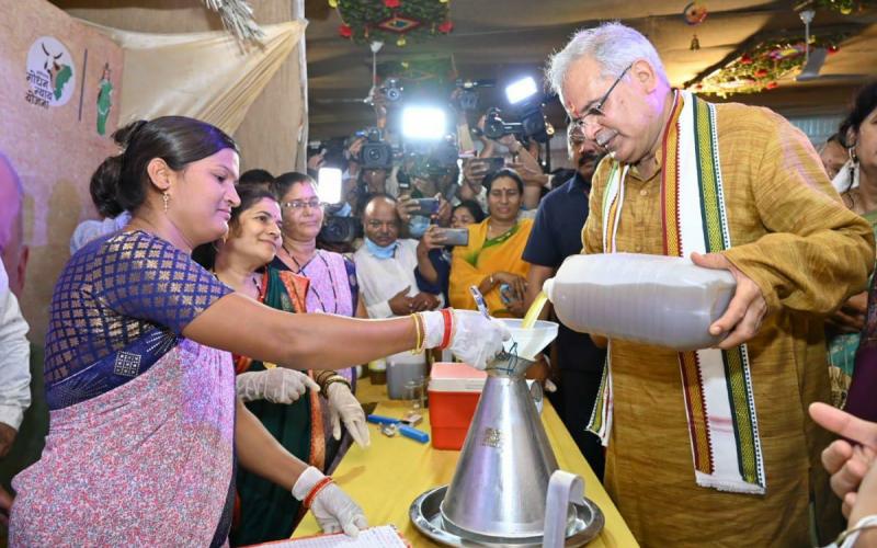 Chief Minister Baghel became the first cow urine seller of the state, the first festival of Chhattisgarh, Hareli, Khabargali