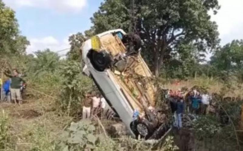 Painful accident, car fell into a well adjacent to the road, Kanker to Kondagaon, over speeding, Tapan Sarkar, Revenue Supervisor, Accident, Negligence of road construction agencies, Chhattisgarh, Khabargali