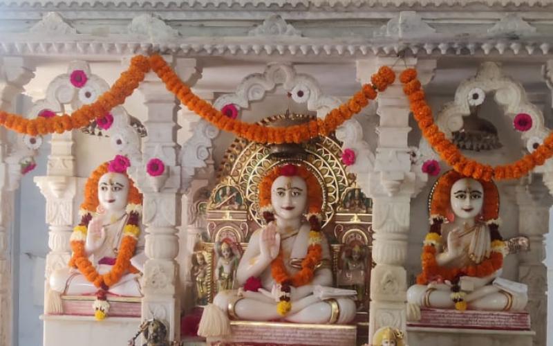 Khartargachhadhipati Acharya Shri Jinmaniprabh Surishwar ji with his hand, Miraculous, Jain Dadabadi Bhairav ​​Society, Holi Poonam, Dadagurudev, Raipur, Chhattisgarh, news, khabargali