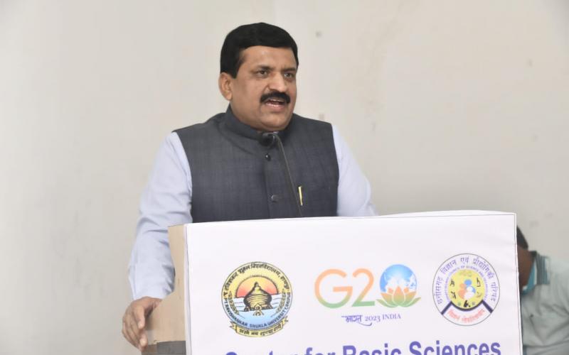 Read, understand science, adopt scientific approach.,Dr.  Dinesh Mishra, Lecture on Science Day at Ravi Shankar Vishwavidyalaya Raipur, President of Superstition Removal Committee and Eye Specialist, Chhattisgarh, Khabargali