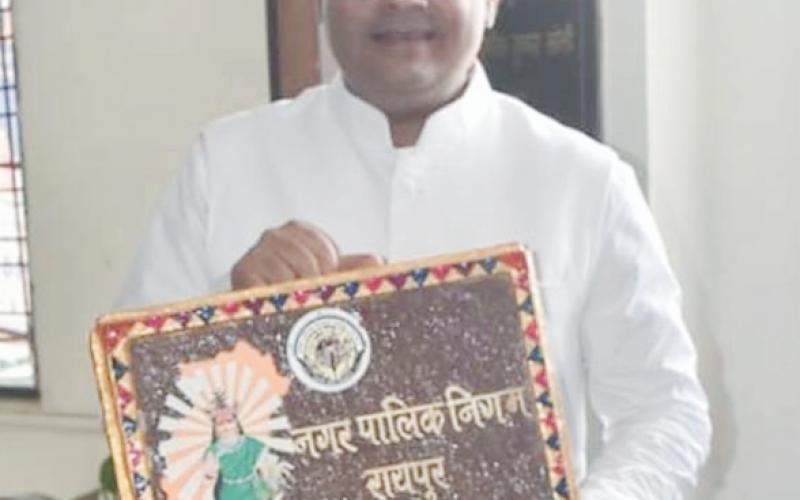 Mayor Ejaz Dhebar Bhagwad Geeta Shlok, gifts given to Raipur, Budget, Municipal Corporation, Chhattisgarh, News, khabargali