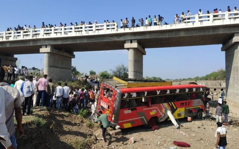 The bus fell 50 feet after breaking the railing of the bridge, 25 people died, Khargone, Khabargali