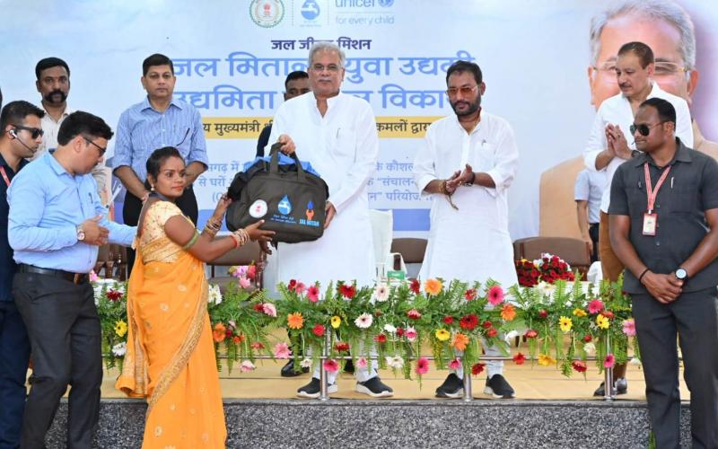 Chief Minister Mr. Baghel, Public Health Engineering Minister Guru Rudra Kumar, Jal Mitan, young entrepreneur, Jal Didi, Secretary of Public Health Engineering Department Dr. S.  Bharatidasan, Chhattisgarh, Khabargali