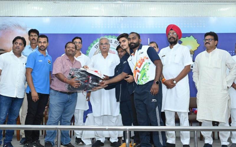 Chief Minister Bhupesh Baghel felicitated the medal winners who brought glory to the state in the 36th National Games held in Gujarat, International Olympic Day, Chhattisgarh,khabargali