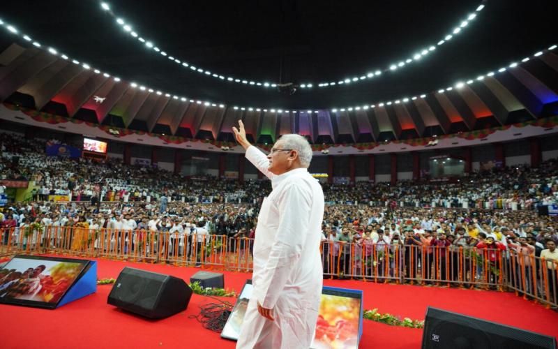 In conversation with the youth, CM Bhupesh Baghel gave many gifts, the stadium remained houseful, the indoor stadium of the capital, Chhattisgarh, khaabargali