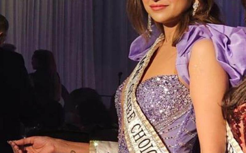 Juhi Vyas, daughter of Chhattisgarh, won the highest number of awards in the prestigious international competition of Mrs. Globe in America, khabargali