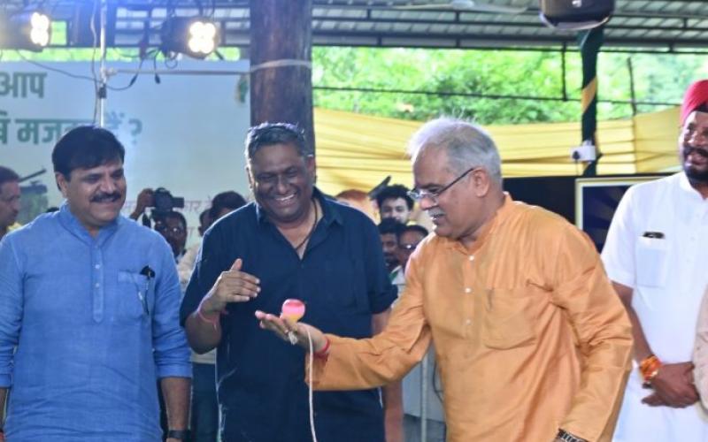 Hareli in the Chief Minister's residence, Chief Minister Baghel congratulated Hareli by riding on a Chhattisgarhian style swing and cart, running a lattu on his hand, traditional tools, instruments, animals and shepherd's clothes, exhibition of jewellery, khabargali