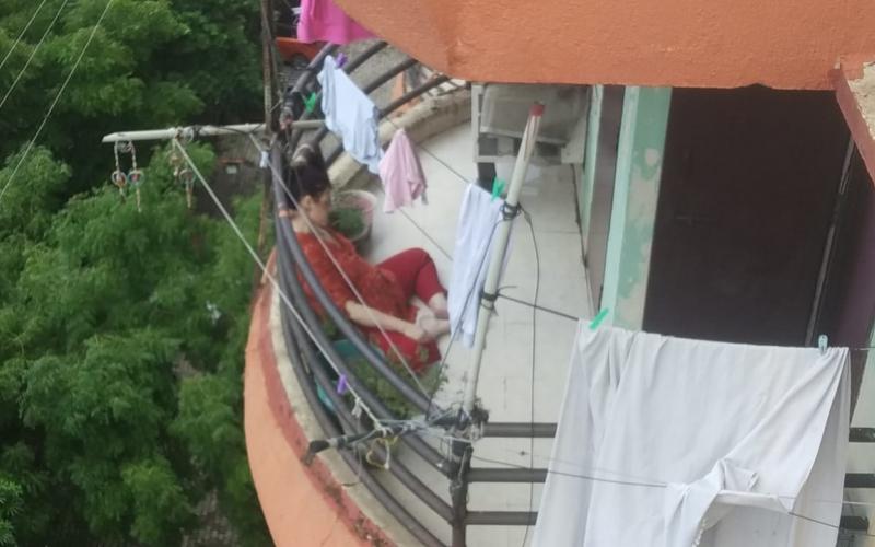 Ashoka Ratan Society flat, foreign girl committed suicide by hanging herself, the deceased Nina Bedinsko 25 years old Kyrgyz resident tattoo artist, Raipur, Chhattisgarh, Khabargali