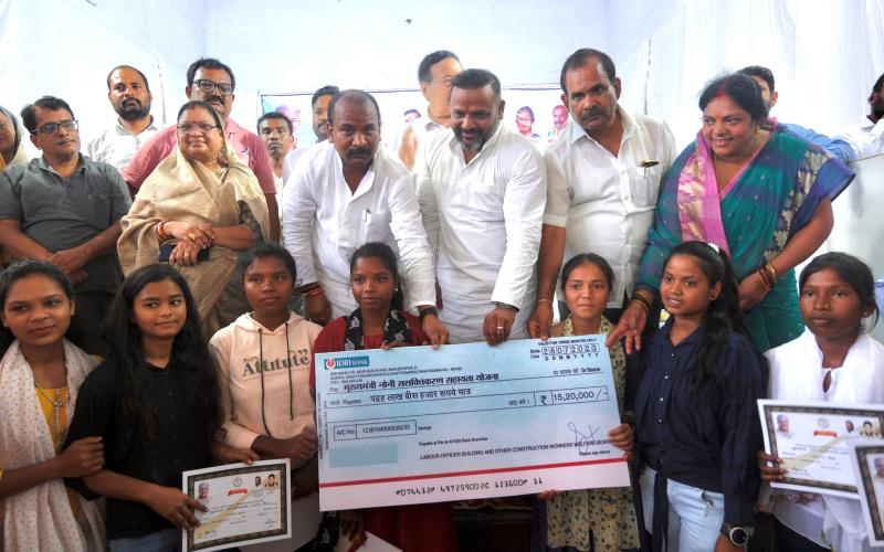 Sushil Sunny Aggarwal distributed checks worth Rs.89,64,000 to beneficiaries in Korea under various schemes, labor conference organized by Labor Department in Korea, Baikunthpur, Manas Bhawan, Chhattisgarh Building and Other Construction Workers Welfare Board, Chhattisgarh, Khabargali