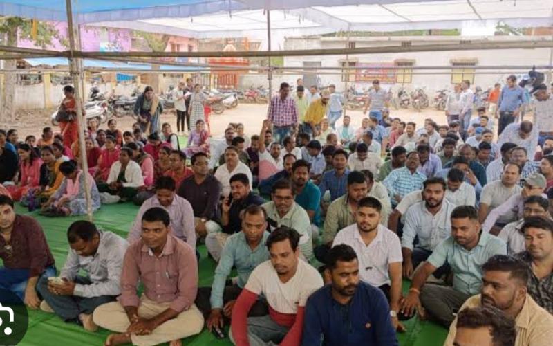 One lakh contract workers of the state have been agitating since 22 days for the demand of regularization, ESMA, Chhattisgarh, Khabargali