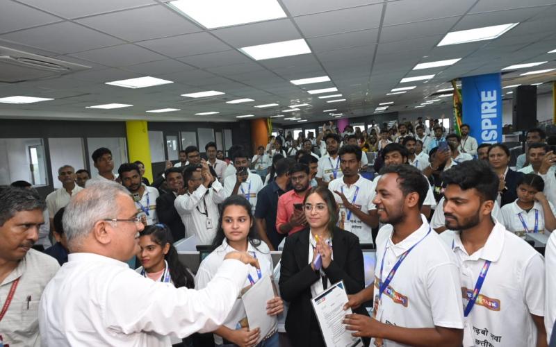 Chief Minister Bhupesh Baghel cut a cake of 150 feet length on his birthday, gifted BPO to the youth, BPO started in multilevel parking in front of collectorate, Raipur, Chhattisgarh,khabargali