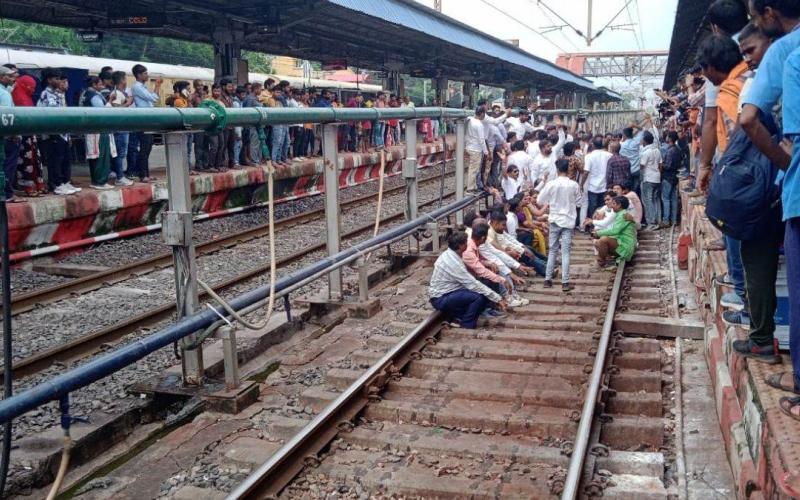Congress sitting on the tracks, started Rail Roko movement across the state, submitted memorandum regarding restoration of railway facilities, Chhattisgarh, Khabargali