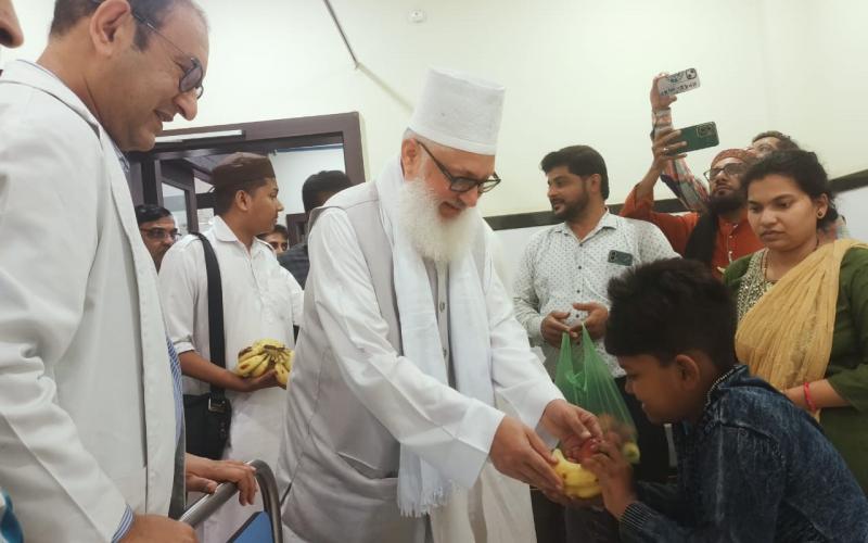 Prophet Muhammad S.  a.  On the birth anniversary of Maulana Syed Muhammad Ashraf Kichochhavi, Dr. Yousuf Memon, founder of Sanjeevani Cancer Care Foundation, Indian spiritual leader and descendant of Prophet Muhammad, donated fruits to cancer victims at Sanjeevani, Raipur, Chhattisgarh, Khabargali