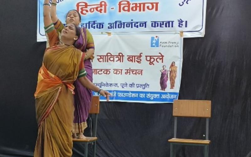 Students learned the life of Savitribai Phule through the drama, Dr. Amitabh Banerjee Principal, Hindi Department of Government Yoganandam Chhattisgarh College and Azim Premji Foundation, Anjor Communications Pune, Yes I am Savitribai Phule Drama, Dr. Manjula Upadhyay, Head of Hindi Department, Dr. Sandhya Nalgundwar,  Dr. Subhadra Rathore, Raipur, Chhattisgarh, Khabargali