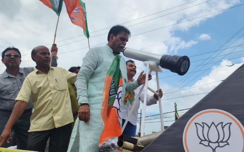Former PWD Minister Rajesh Munat came out with binoculars in hand to find the development of Congress, Bharatiya Janata Party Raipur West Assembly, Chhattisgarh, Khabargali