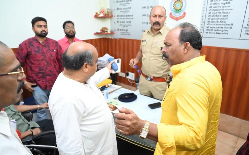 Police did not file FIR even after the fatal attack on a youth in Jagannathnagar, deep resentment among the residents, BJP candidate from North Assembly constituency Purandar Mishra went to the hospital and met the injured youth, Raipur, Chhattisgarh, Khabargali.