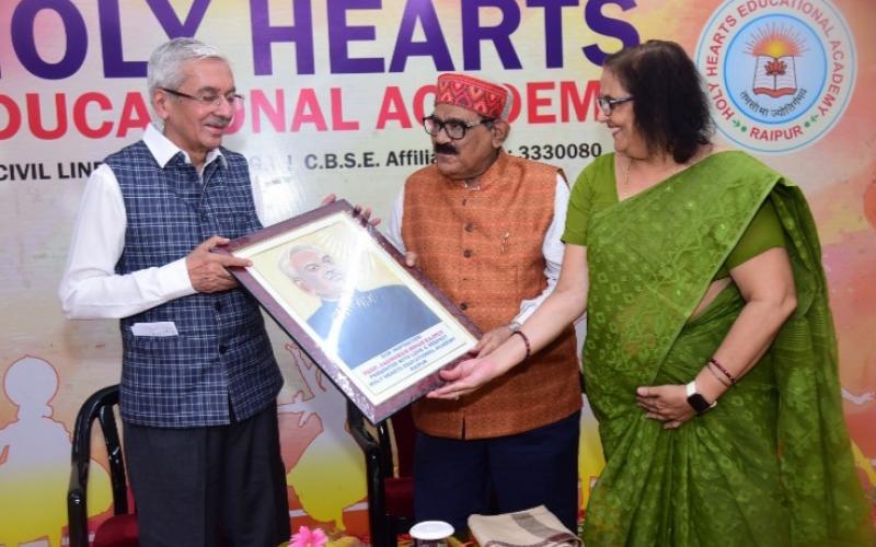 Educationist Dr. Jagmohan Singh Rajput, lecture on teachers and teaching, organized by Holy Hearts Vidyalaya, Acharya Surendra Pratap Singh, Neepa Chauhan, Khabargali