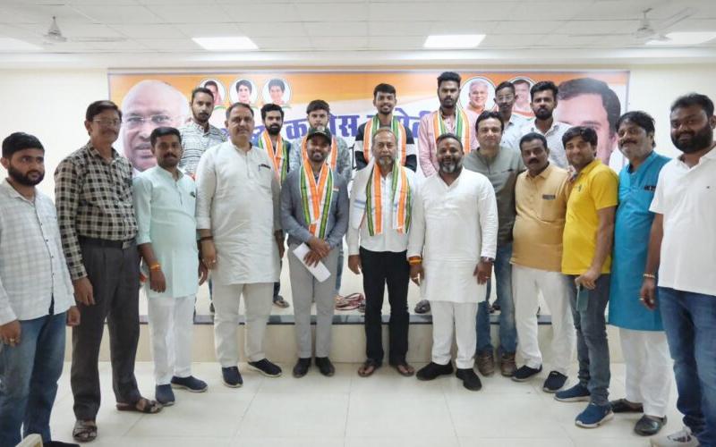 Sushil joined Congress under the leadership of Sunny Aggarwal, BJP District Vice President, President Girish Dubey welcomed him with a gamchha, Raipur, Chhattisgarh, Khabargali.