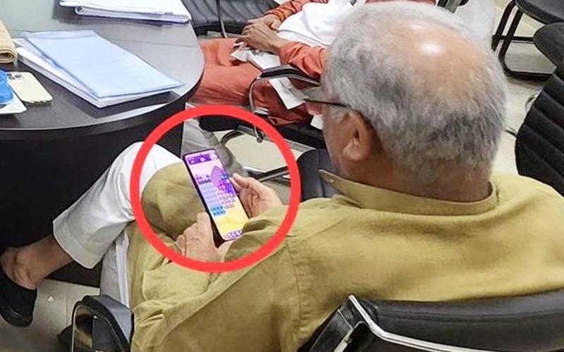 CM Bhupesh said Candy Crush is my favorite, now at 4400 level, Raman Singh took a dig, said - after November 17, I have to do full time here, Chhattisgarh, Khabargali