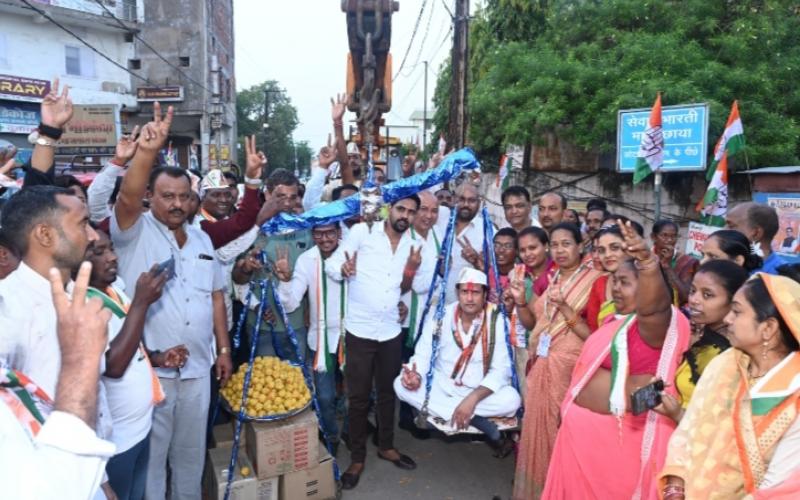 Area residents welcomed Raipur West MLA Vikas Upadhyay by weighing him with laddus, Raipur West MLA Vikas Upadhyay, Assembly elections, Khabargali