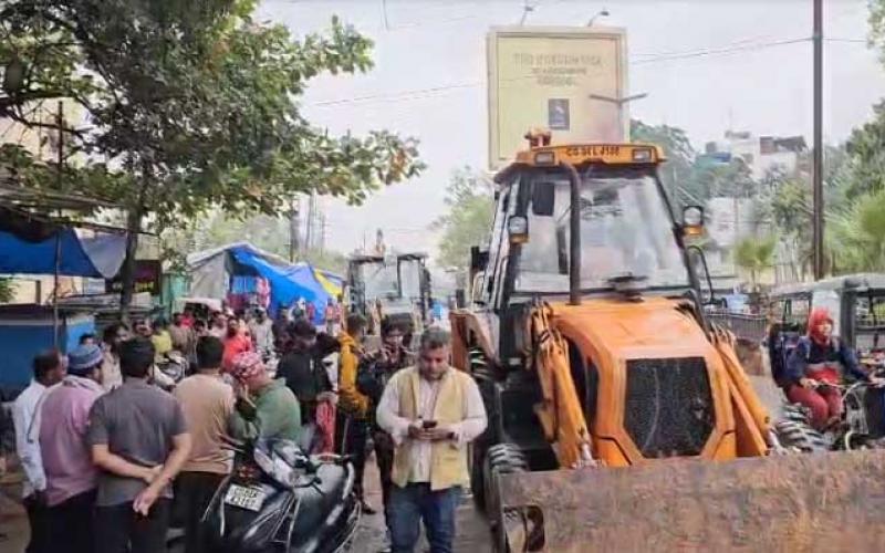 Bulldozer runs on illegal chowpatty adjacent to Salem School, Raipur, Chhattisgarh, Khabargali