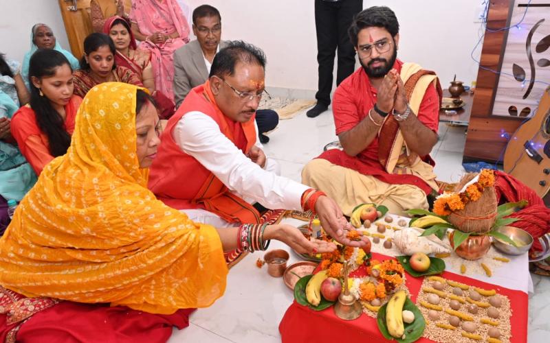 Chhattisgarh Chief Minister Vishnu Dev Sai, home village Bagiya, Kunkuri assembly of Jashpur district, before taking oath, the Chief Minister performed puja in his home with his family members, Khabargali