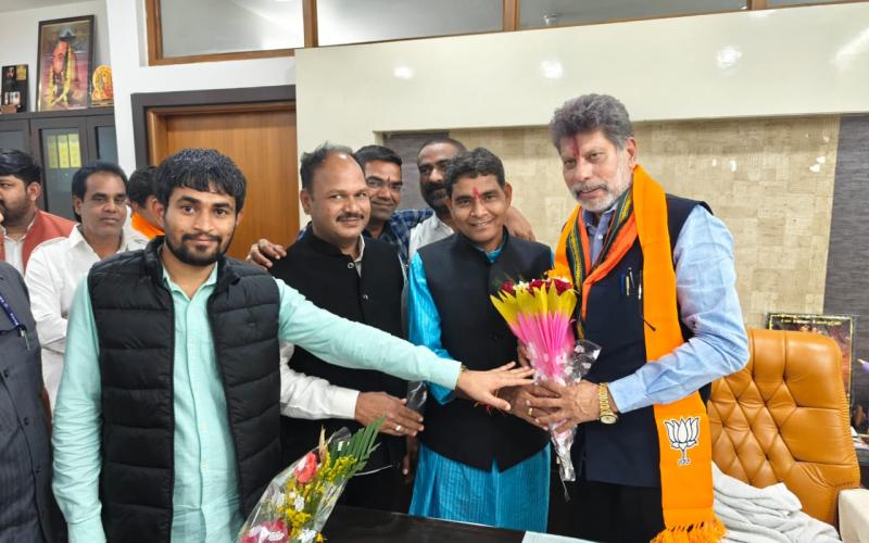 Workers met BJP state president Kiran Singh Dev, Chhattisgarh, Khabargali