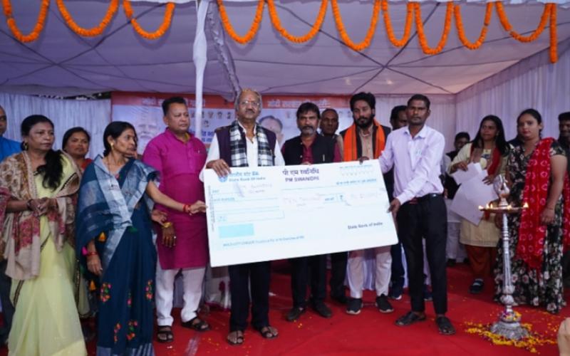 Distributed gas connections and Swanidhi Yojana checks in Vikas Bharat Sankalp Yatra Camp, Brijmohan Aggarwal gave guarantee letters of permanent houses to the beneficiaries, Raipur, Chhattisgarh, Khabargali
