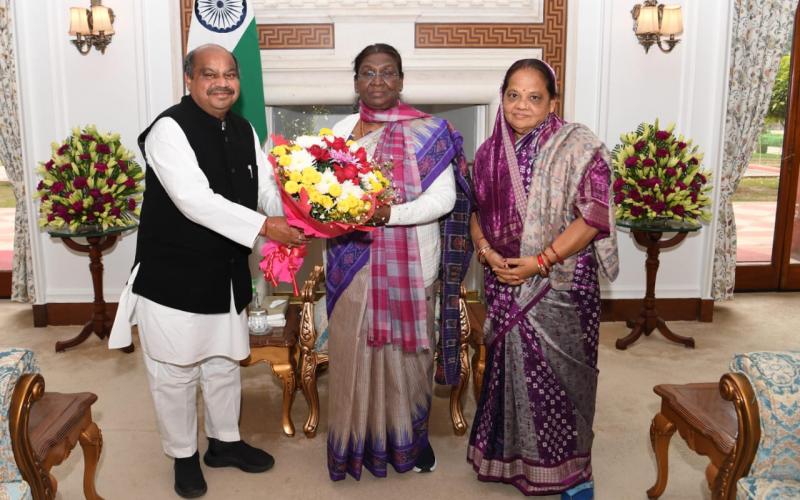 Rashtrapati Bhavan, President Draupadi Murmu, MLA Purandar Mishra paid a courtesy visit to Sapatnik, Smt. Saraswati Mishra, North Assembly, Chhattisgarh, Khabargali