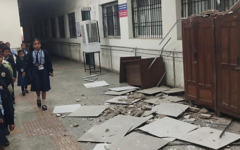 Ceiling plaster of RD Tiwari Atmanand School fell, children narrowly escaped, Raipur, Chhattisgarh, Khabargali.