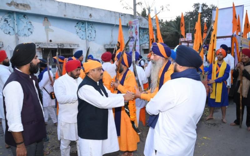 MLA Mishra welcomed Panch Pyaro on Canal Road, MLA Purandar Mishra joined the procession on Guru Gobind Singh Jayanti, Raipur, Chhattisgarh, Khabargali
