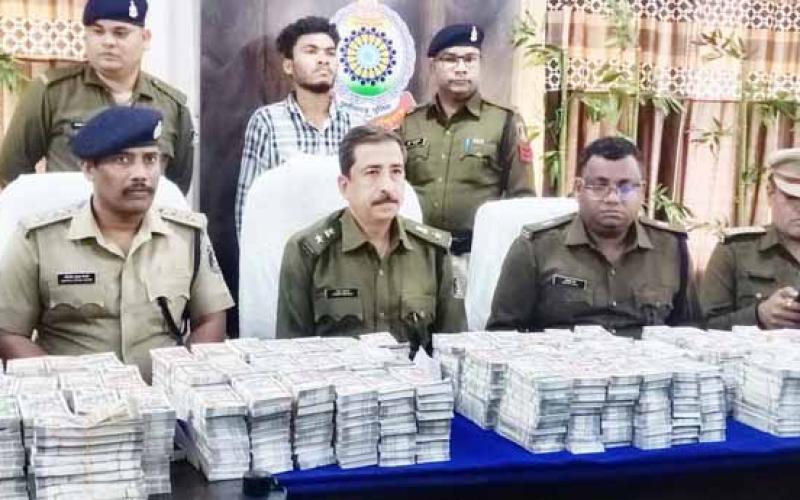 The accused arrested with a cache of fake notes worth Rs 3 crore 80 lakh, was taking it from Sarangarh to Raipur via Saraipali, the accused was hiding the fake notes inside the vehicle under the guise of sarees and was bringing it from Sarangarh to Raipur via Saraipali, Arun Sidar  , Superintendent of Police Mahasamund Rajesh Kukreja, Additional Superintendent of Police Akash Rao Girepunje, Chhattisgarh, Khabargali