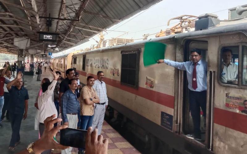 The station premises echoed with the slogans of Jai Jai Shri Ram, the first Aastha special train from Chhattisgarh left for Ayodhya from Durg railway station, Khabargali.