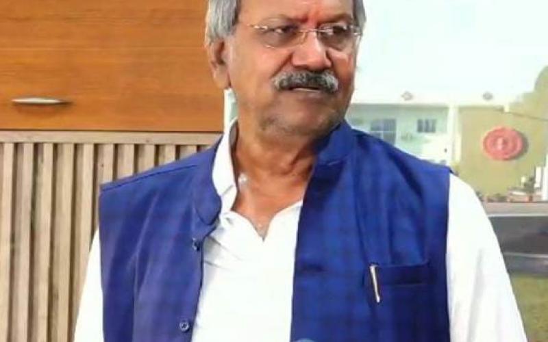 Questions raised on the publication of three books in a year by Kabir Research Chair, BJP MLA Ajay Chandrakar raised the issue of research chairs of universities of the state in the Assembly.  Minister Brijmohan Aggarwal, Khabargali