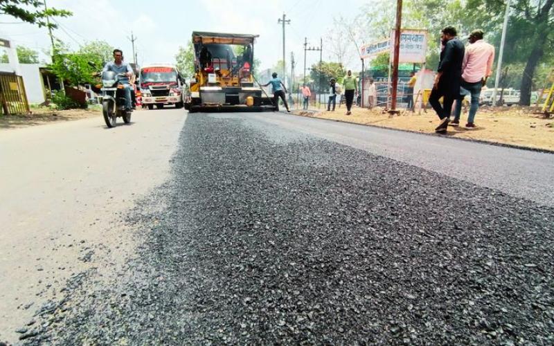 Contractor suspended for poor quality road construction and non-standard work. After inspection and investigation, upgradation and renovation work of Chotia-Chirmiri road was found to be bad. Two officers have been suspended in the case, show cause notice issued to two, Chhattisgarh, Khabargali.