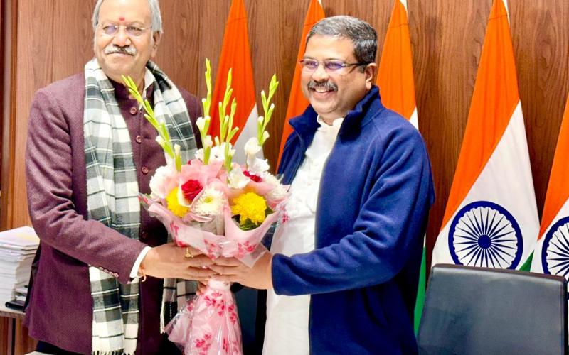 Request to Union Minister to start Navodaya and Kendriya Vidyalaya in all the districts of Chhattisgarh, School Education Minister Brijmohan Aggarwal met Union Minister Dharmendra Pradhan, Chhattisgarh, Khabargali