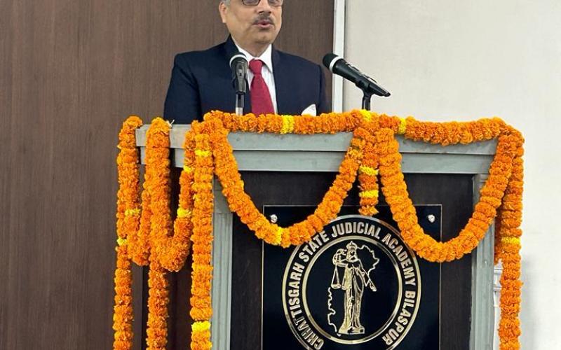 Chief Justice of Chhattisgarh High Court Ramesh Sinha, Chairman of Chhattisgarh State Judicial Academy, Justice Shri Sanjay K.  Aggarwal, Justice Rakesh Mohan Pandey, Judges of Bangladesh, Smt. Sushma Sawant, Director of Chhattisgarh State Judicial Academy, Smt. Garima Sharma, Additional Director Chhattisgarh, Khabargali
