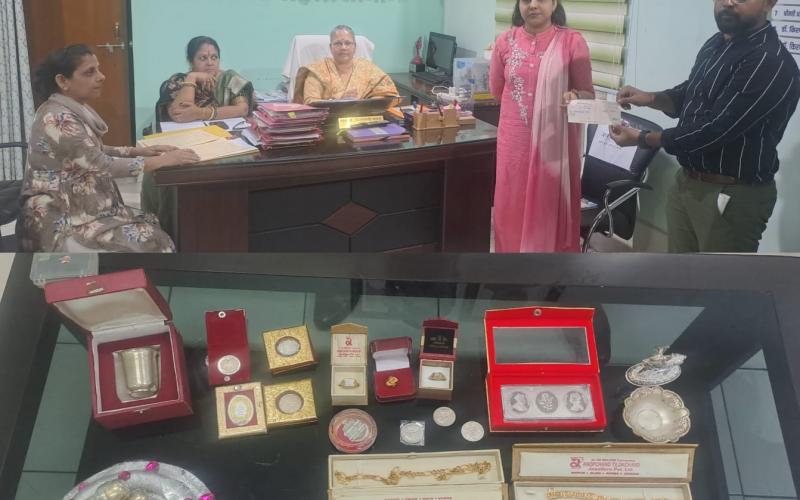 The Commission gave a check of Rs 10 lakh and jewelery worth Rs 5 lakh to the applicant, Chhattisgarh State Women Commission Chairperson Dr Kiranmayi Nayak and members Dr Archana Upadhyay, Raipur, Khabargali.